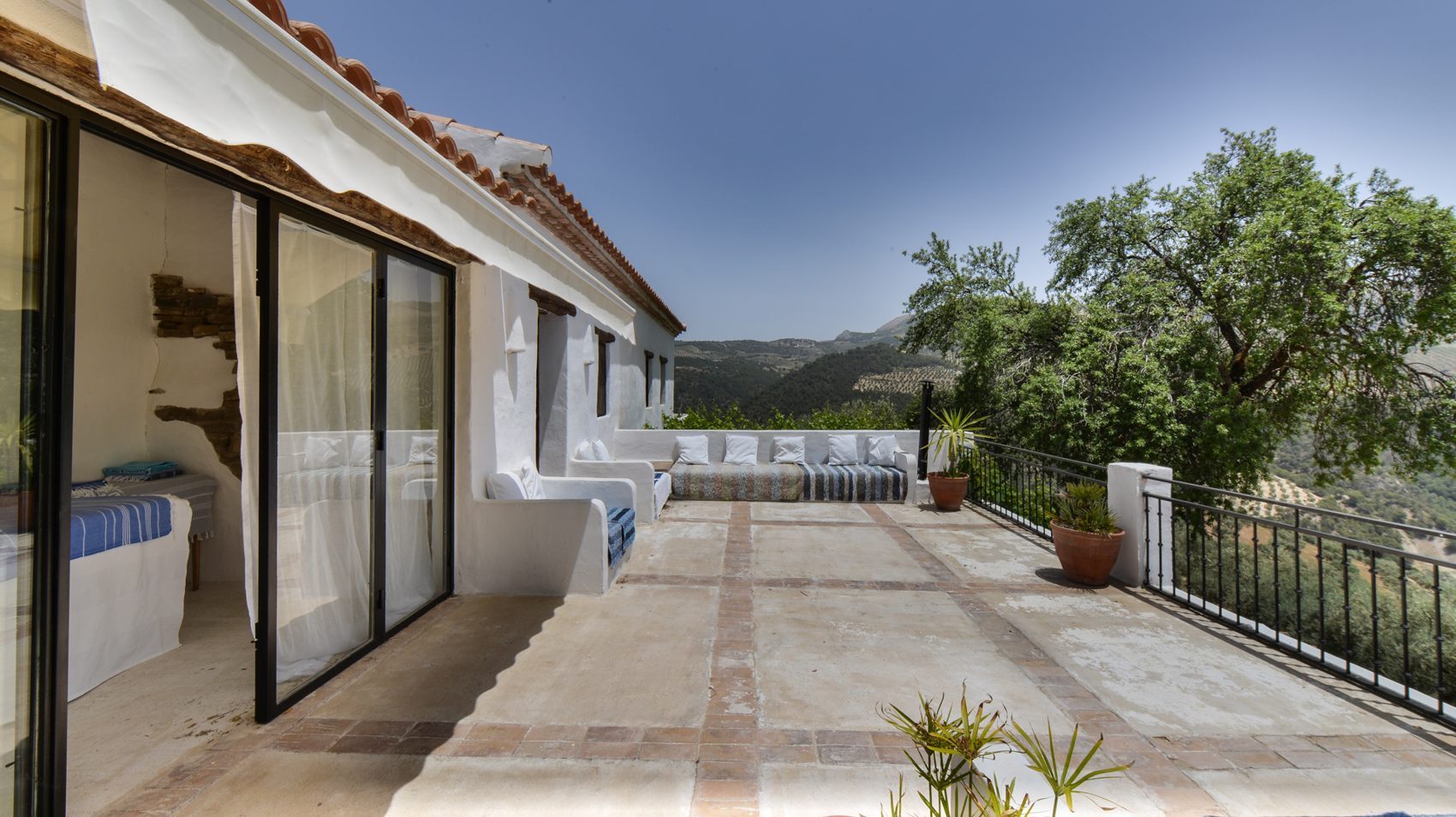 A panoramic terrace over the valley